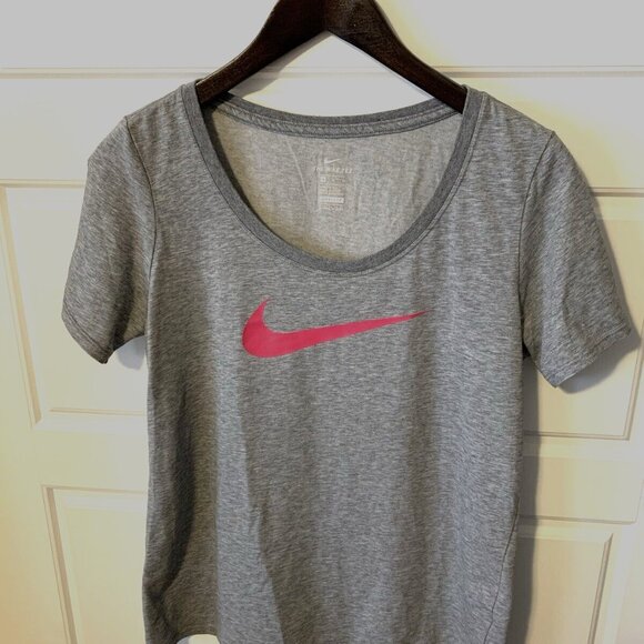 Women's Dri-Fit The Nike Tee Size Medium Grey Athletic Cut - Picture 1 of 6